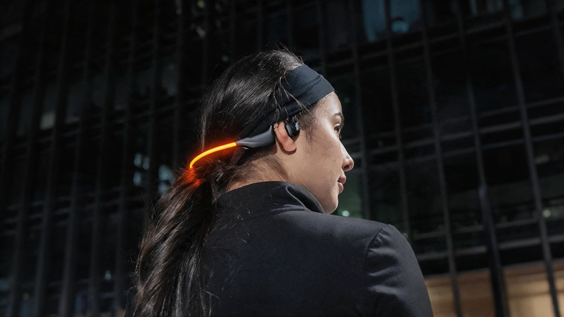 Smart Wireless Earbuds vs Earhook Headphones: Finding Your Perfect Fit